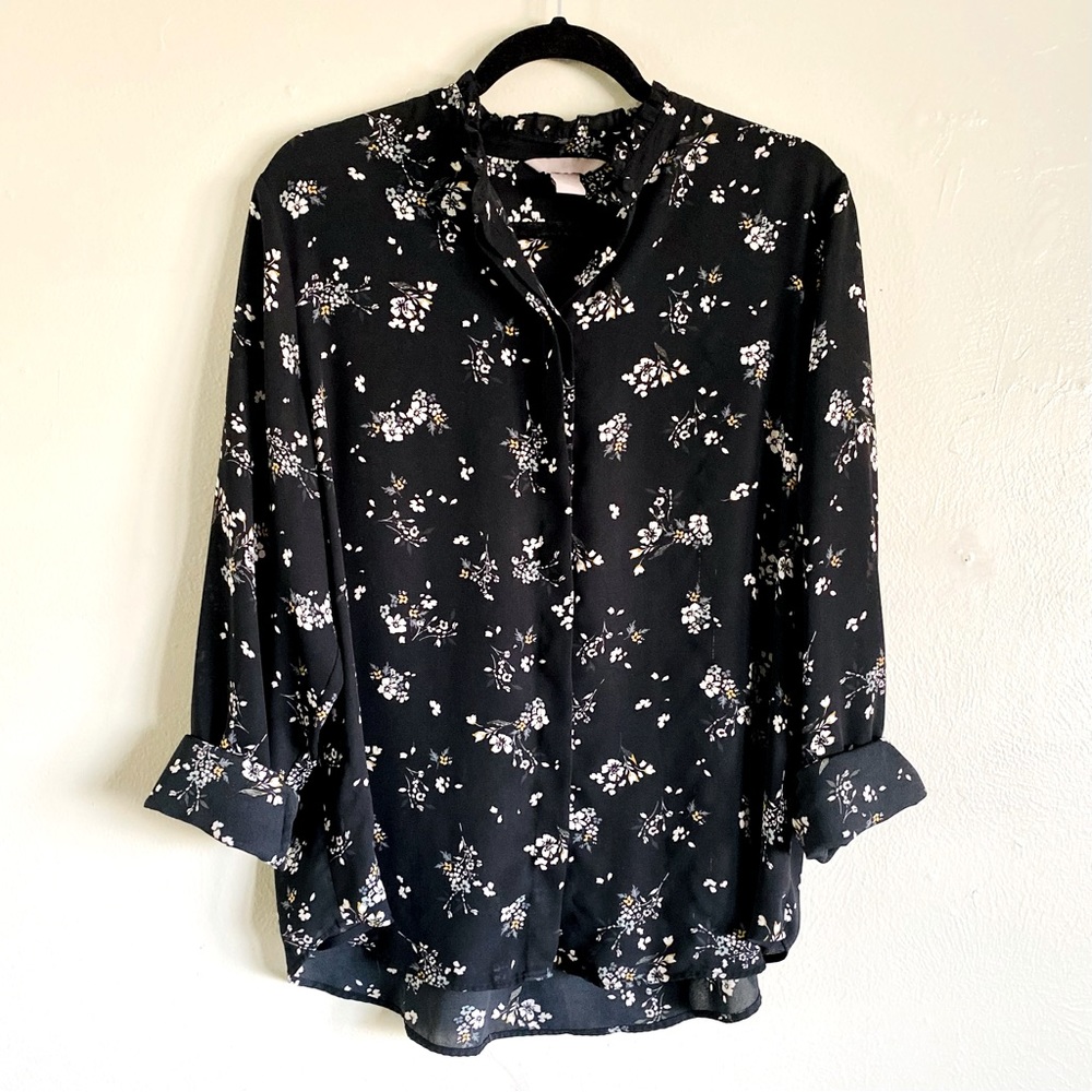 Delicate Floral Pattern Button-up Top - Picture 2 of 12